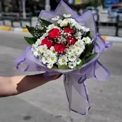 Papatya Buketi İçinde 5 Adet Kırmızı Gül