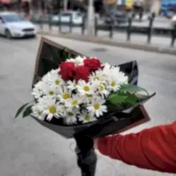 Siyah Kağıtta 3 Gül ve Papatya Buketi