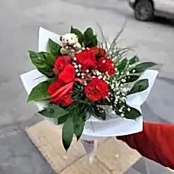 Ayıcıklı 6 Adet Karanfil Buketi (Beyaz Kağıtta)