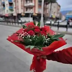 Kırmızı Kağıtta 7 Adet Gül Buketi