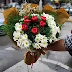 Kraft Kağıtta 7 Adet Gül ve Papatya Buketi