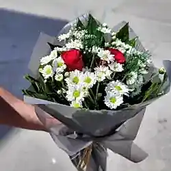 Gri Pakette 2 Gül ve Papatya Buketi