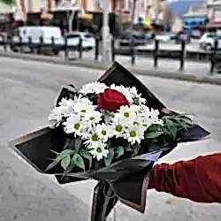 Siyah Kağıtta Tek Gül ve Papatya Buketi